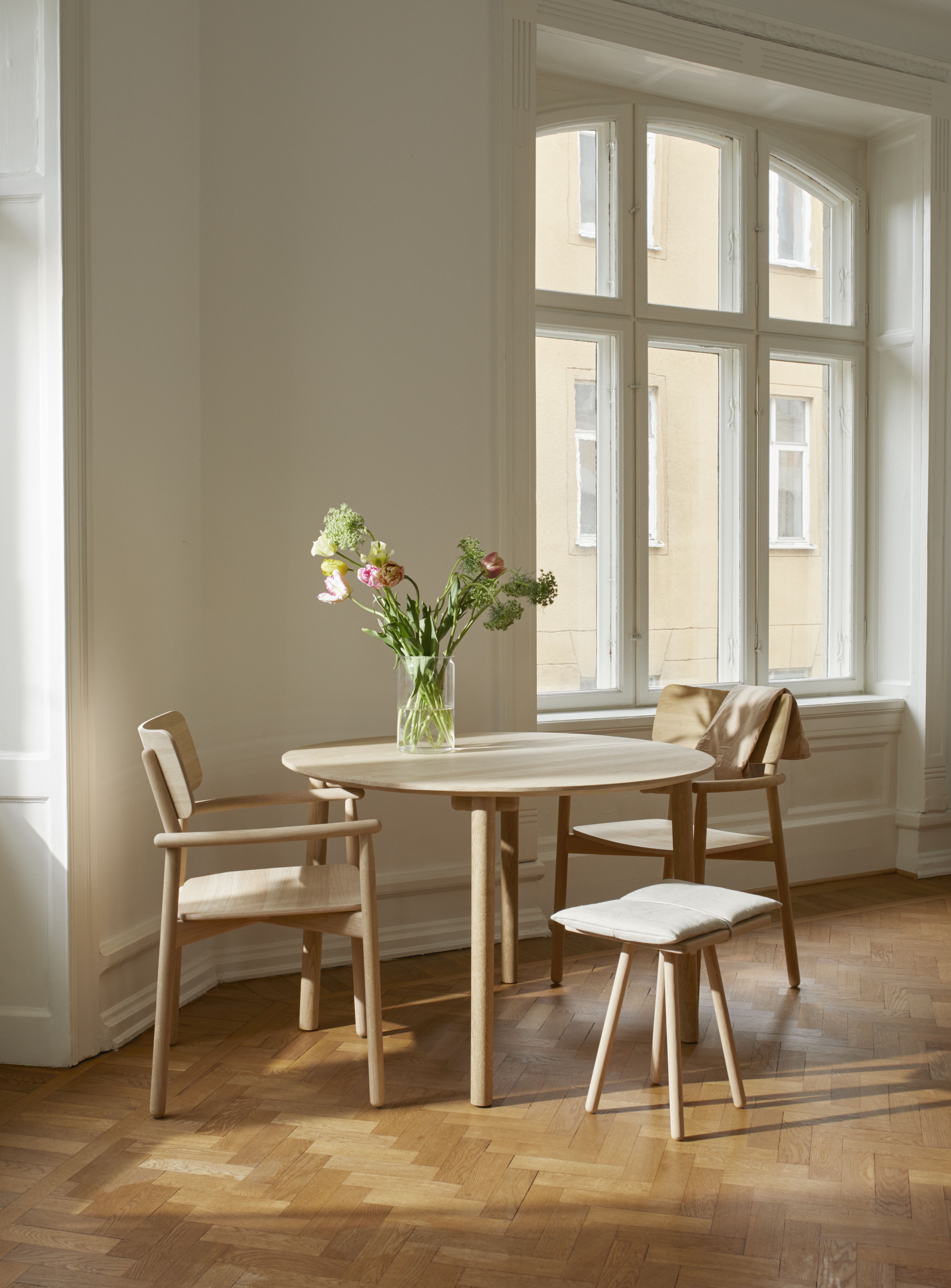 Hven Chair_ Table Ø110_ Chairs 01